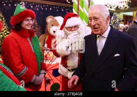 King Charles III lors d'une visite au centre commercial Ealing Broadway et au marché de Noël pour rencontrer des propriétaires d'entreprises locales et parler aux récipiendaires du King's Award for Voluntary Service. Date de la photo : jeudi 7 décembre 2023. Banque D'Images