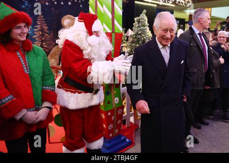 King Charles III lors d'une visite au centre commercial Ealing Broadway et au marché de Noël pour rencontrer des propriétaires d'entreprises locales et parler aux récipiendaires du King's Award for Voluntary Service. Date de la photo : jeudi 7 décembre 2023. Banque D'Images