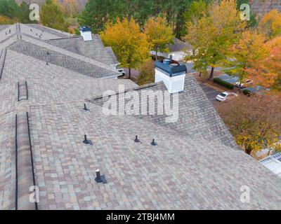 Photos de drone d'un complexe d'appartements montrant de belles couleurs d'automne. Banque D'Images