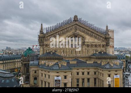 Paris, France, 2023. Encadré par la rue Gluck et la rue Scribe, on peut apercevoir l’arrière de l’Opéra Garnier et son toit recouvert d’échafaudages Banque D'Images