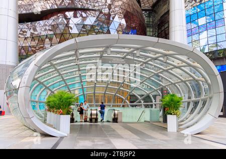 Escalator d'Orchard Road vers le centre commercial ION Orchard et ION Paterson Link, Singapour Banque D'Images