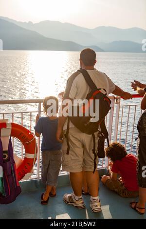 Passagers sur le ferry Nice Bastia au départ de Nice, France. Banque D'Images