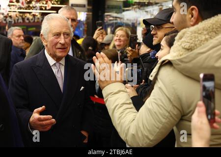 King Charles III lors d'une visite au centre commercial Ealing Broadway et au marché de Noël pour rencontrer des propriétaires d'entreprises locales et parler aux récipiendaires du King's Award for Voluntary Service. Date de la photo : jeudi 7 décembre 2023. Banque D'Images