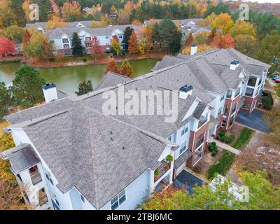 Photos de drone d'un complexe d'appartements montrant de belles couleurs d'automne. Banque D'Images