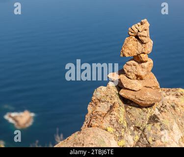 Cairn, prononcé [kεʁn], ou montjoie, est un tas artificiel de pierres placées délibérément pour marquer un lieu particulier. Au sentier de la Tête de chien, Pia Banque D'Images