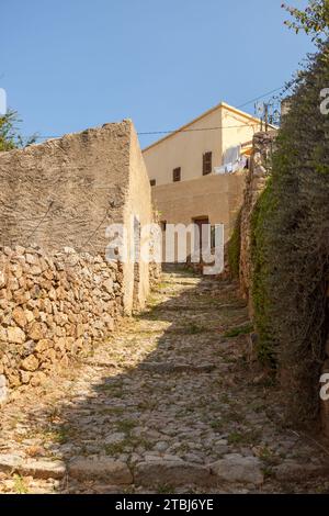 Rue en pente avec revêtement en pierre à Calvi, Corse, France. Banque D'Images