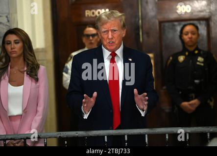 New York, États-Unis. 06 décembre 2023. L’ancien président Donald Trump entre dans la salle d’audience de la Cour suprême de l’État le jeudi 7 décembre 2023 à New York. L'affaire intentée en septembre dernier par le procureur général de New York, Letitia James, accuse Trump, ses fils aînés et son entreprise familiale de gonfler la valeur nette de Trump de plus de 2 milliards de dollars en surévaluant son portefeuille immobilier. Photo Louis Lanzano/UPI crédit : UPI/Alamy Live News Banque D'Images