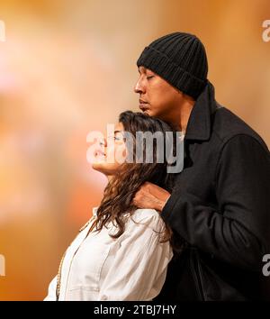 San Francisco, CA - 12-02-2023 : jeune homme affectueux donnant un massage des épaules à sa petite amie. Femme détendue appréciant un frottement de dos de son partenaire Banque D'Images