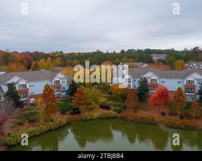 Photos de drone d'un complexe d'appartements montrant de belles couleurs d'automne. Banque D'Images