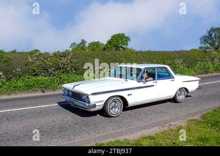 Années 1961 60 années 1960 American White Chrysler Plymouth Sport Fury 383, berline à quatre portes avec ailerons arrière enlevés : vintage, moteurs classiques restaurés, collectionneurs automobiles amateurs d'automobile, voitures anciennes voyageant dans le Cheshire, Royaume-Uni Banque D'Images