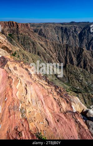 Les montagnes ASiR depuis le point de vue Habala (Al-Habalah), l'une des destinations de voyage les plus populaires en Arabie Saoudite. Banque D'Images