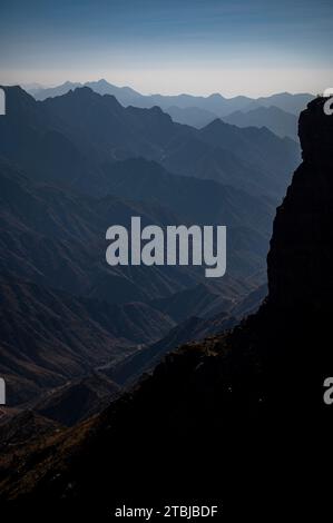 Les montagnes ASiR depuis le point de vue Habala (Al-Habalah), l'une des destinations de voyage les plus populaires en Arabie Saoudite. Banque D'Images