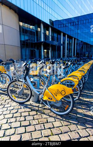 Villo ! Location de vélos amarrés devant la gare du midi, Bruxelles, Belgique Banque D'Images