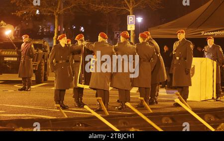 Gera, Allemagne. 07 décembre 2023. Les soldats de la Bundeswehr prêtent serment sur le drapeau de la troupe lors de la promesse publique pour environ 100 recrues de la 5e compagnie du bataillon du génie blindé 701 sur le parking Hofwiesen. Crédit : Bodo Schackow/dpa/Alamy Live News Banque D'Images