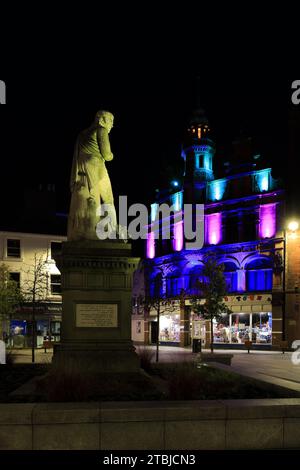 La statue du poète Robert Burns dans le centre-ville de Dumfries, Greyfriars Church derrière at Night Scotland UK Banque D'Images