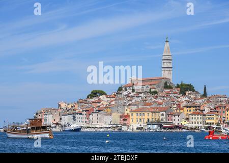 Rovinj : port et horizon de la vieille ville, avec le clocher de l'église Saint-Euphemia. Vue depuis Obala Vladimira Nazara, Croatie Banque D'Images