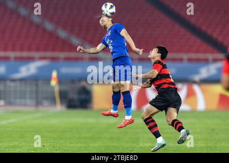 Wuhan, Chine. 06 décembre 2023. HE Guan #26 du Wuhan Three Towns FC concourt pour le ballon lors du match de football de la ligue des champions de l'AFC entre le Wuhan Three Towns FC de Chine et le Pohang Steelers de Corée du Sud au Wuhan Sports Center Stadium. Scores finaux ; Wuhan Three Towns FC de Chine 1-1 Pohang Steelers de Corée du Sud. Crédit : SOPA Images Limited/Alamy Live News Banque D'Images