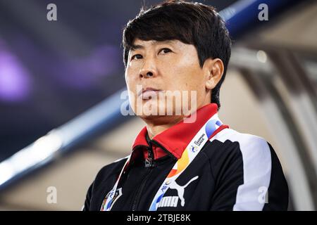 Wuhan, Chine. 06 décembre 2023. Kim GI Dong, l'entraîneur-chef des Pohang Steelers, a été vu en action lors du match de football de la ligue des champions de l'AFC entre le Wuhan Three Towns FC de Chine et le Pohang Steelers de Corée du Sud au Wuhan Sports Center Stadium. Scores finaux ; Wuhan Three Towns FC de Chine 1-1 Pohang Steelers de Corée du Sud. Crédit : SOPA Images Limited/Alamy Live News Banque D'Images