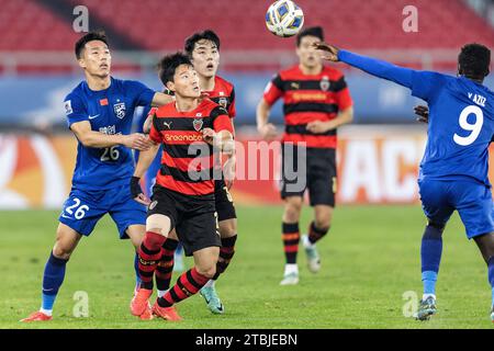 Wuhan, Chine. 06 décembre 2023. SIM sang-min #2 de Pohang Steelers concourt pour le ballon lors du match de football de la ligue des champions de l'AFC entre le Wuhan Three Towns FC de Chine et le Pohang Steelers de Corée du Sud au Wuhan Sports Center Stadium. Scores finaux ; Wuhan Three Towns FC de Chine 1-1 Pohang Steelers de Corée du Sud. Crédit : SOPA Images Limited/Alamy Live News Banque D'Images