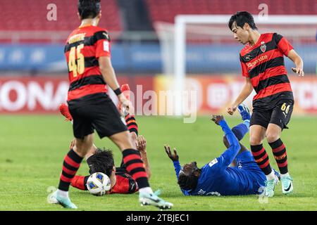 Wuhan, Chine. 06 décembre 2023. Abdul Aziz #9 du Wuhan Three Towns FC tombe lors du match de football de la ligue des champions de l'AFC entre le Wuhan Three Towns FC de Chine et le Pohang Steelers de Corée du Sud au Wuhan Sports Center Stadium. Scores finaux ; Wuhan Three Towns FC de Chine 1-1 Pohang Steelers de Corée du Sud. Crédit : SOPA Images Limited/Alamy Live News Banque D'Images