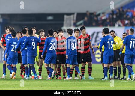 Wuhan, Chine. 06 décembre 2023. Pohang Steelers et Wuhan Three Towns FC serrent la main lors du match de football de la ligue des champions de l'AFC entre le Wuhan Three Towns FC de Chine et le Pohang Steelers de Corée du Sud au Wuhan Sports Center Stadium. Scores finaux ; Wuhan Three Towns FC de Chine 1-1 Pohang Steelers de Corée du Sud. Crédit : SOPA Images Limited/Alamy Live News Banque D'Images