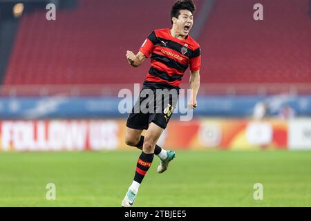 Wuhan, Chine. 06 décembre 2023. Lee Ho-jae #33 de Pohang Steelers célèbre lors du match de football de la ligue des champions de l'AFC entre le Wuhan Three Towns FC de Chine et le Pohang Steelers de Corée du Sud au Wuhan Sports Center Stadium. Scores finaux ; Wuhan Three Towns FC de Chine 1-1 Pohang Steelers de Corée du Sud. Crédit : SOPA Images Limited/Alamy Live News Banque D'Images