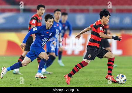 Wuhan, Chine. 06 décembre 2023. SIM sang-min #2 de Pohang Steelers vu en action lors du match de football de la ligue des champions de l'AFC entre le Wuhan Three Towns FC de Chine et le Pohang Steelers de Corée du Sud au Wuhan Sports Center Stadium. Scores finaux ; Wuhan Three Towns FC de Chine 1-1 Pohang Steelers de Corée du Sud. (Photo RenYong/SOPA Images/Sipa USA) crédit : SIPA USA/Alamy Live News Banque D'Images