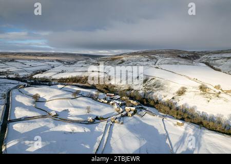 Swaledale, North Yorkshire, Royaume-Uni, 30 nov 2023 - Météo. Une couche de neige recouvre les terres agricoles dans le cours supérieur de Swaledale près du jambon isolé Banque D'Images