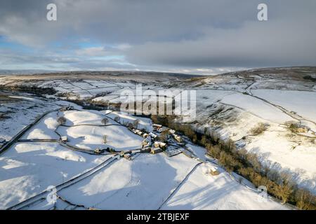 Swaledale, North Yorkshire, Royaume-Uni, 30 nov 2023 - Météo. Une couche de neige recouvre les terres agricoles dans le cours supérieur de Swaledale près du jambon isolé Banque D'Images