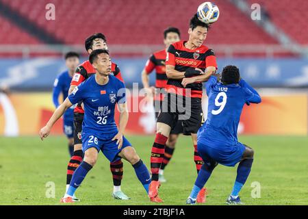 Wuhan, Chine. 06 décembre 2023. SIM sang-min #2 de Pohang Steelers vu en action lors du match de football de la ligue des champions de l'AFC entre le Wuhan Three Towns FC de Chine et le Pohang Steelers de Corée du Sud au Wuhan Sports Center Stadium. Scores finaux ; Wuhan Three Towns FC de Chine 1-1 Pohang Steelers de Corée du Sud. (Photo RenYong/SOPA Images/Sipa USA) crédit : SIPA USA/Alamy Live News Banque D'Images