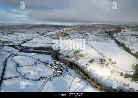 Swaledale, North Yorkshire, Royaume-Uni, 30 nov 2023 - Météo. Une couche de neige recouvre les terres agricoles dans le cours supérieur de Swaledale près du jambon isolé Banque D'Images