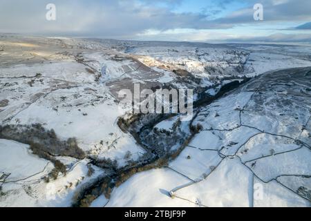 Swaledale, North Yorkshire, Royaume-Uni, 30 nov 2023 - Météo. Une couche de neige recouvre les terres agricoles dans le cours supérieur de Swaledale près du jambon isolé Banque D'Images