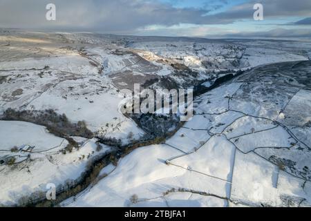 Swaledale, North Yorkshire, Royaume-Uni, 30 nov 2023 - Météo. Une couche de neige recouvre les terres agricoles dans le cours supérieur de Swaledale près du jambon isolé Banque D'Images