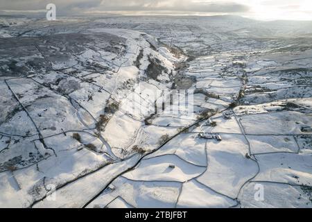 Swaledale, North Yorkshire, Royaume-Uni, 30 nov 2023 - Météo. Une couche de neige recouvre les terres agricoles dans le cours supérieur de Swaledale près du jambon isolé Banque D'Images