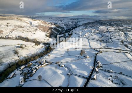 Swaledale, North Yorkshire, Royaume-Uni, 30 nov 2023 - Météo. Une couche de neige recouvre les terres agricoles dans le cours supérieur de Swaledale près du jambon isolé Banque D'Images