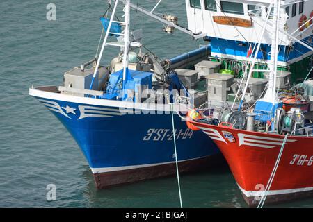 Gros plan de deux bateaux de pêche au port Banque D'Images