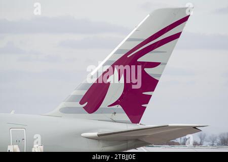 Gros plan du stabilisateur vertical Airbus A350-900 de Qatar Airways à l'aéroport international de Prague Banque D'Images