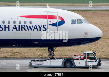 L'Airbus A321 de British Airways est remorqué dans un hangar pour maintenance Banque D'Images