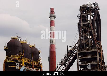 L'objet historique, construction en acier du haut fourneau dans les locaux de Huta Pokoj à Ruda Slaska, Silésie, Pologne. Banque D'Images