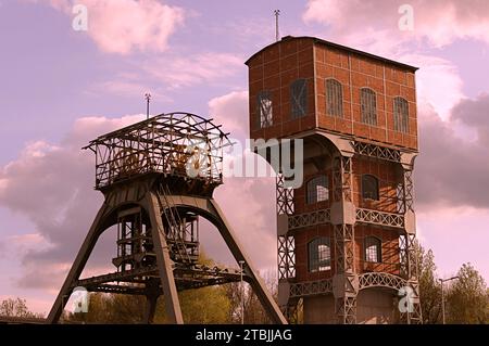 Puits minier, tour de levage de la mine de houille fermée Swietochlowice Pologne. Banque D'Images