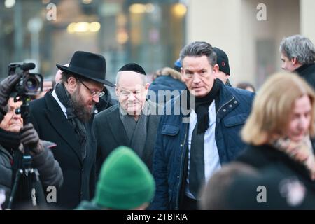 12/07/2023, Berlin, Allemagne. Rabbi Yehuda Teichtal reçoit le chancelier Scholz. La fête juive de huit jours des lumières Hanoukka commence le jeudi 7 décembre 2023. L'allumage de la première lumière a lieu sous forme de cérémonie solennelle en présence du Chancelier OLAF Scholz, du maire de Berlin Kai Wegner et de S.E. l'Ambassadeur de l'Etat d'Israël Prof. Ron Prosor. Banque D'Images