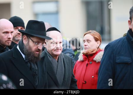 12/07/2023, Berlin, Allemagne. Rabbi Yehuda Teichtal reçoit le chancelier Scholz. La fête juive de huit jours des lumières Hanoukka commence le jeudi 7 décembre 2023. L'allumage de la première lumière a lieu sous forme de cérémonie solennelle en présence du Chancelier OLAF Scholz, du maire de Berlin Kai Wegner et de S.E. l'Ambassadeur de l'Etat d'Israël Prof. Ron Prosor. Banque D'Images