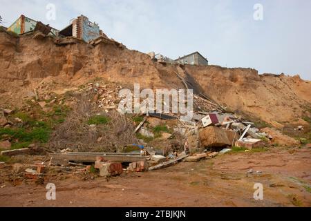 La plage de Happisburgh Norfolk avec des maisons qui sont tombées dans la mer en raison de l'érosion côtière marche Banque D'Images