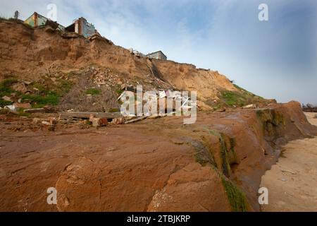 La plage de Happisburgh Norfolk avec des maisons qui sont tombées dans la mer en raison de l'érosion côtière marche Banque D'Images