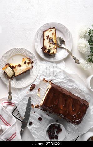 Cheesecake de Lviv, dessert traditionnel ukrainien aux raisins secs, enrobé de glaçage au chocolat Banque D'Images