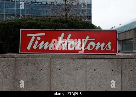 Toronto, ON, Canada – 30 mars 2023 : vue à l’enseigne du célèbre café canadien Tim Hortons Banque D'Images