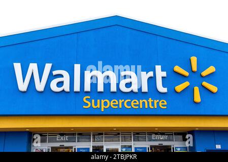 Toronto, ON, Canada - 30 août 2023 : vue sur le panneau avant du logo du super magasin Walmart en Amérique Banque D'Images
