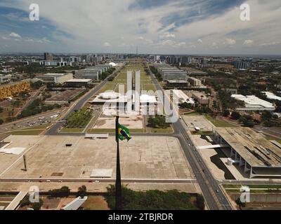 Vue aérienne d'un paysage urbain animé avec une autoroute et un aéroport Banque D'Images