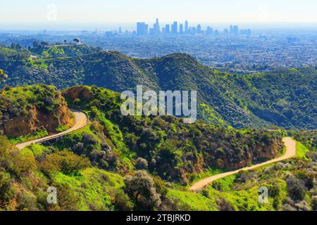 Vue imprenable avec l'emblématique Griffith Observatory niché au milieu des pittoresques collines d'Hollywood avec la ville tentaculaire de Los Angeles dans le b. Banque D'Images