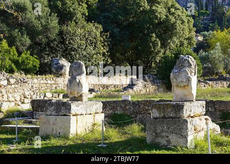 Statues sans tête dans les ruines de l'Odéon d'Agrippa, salle de concert Banque D'Images